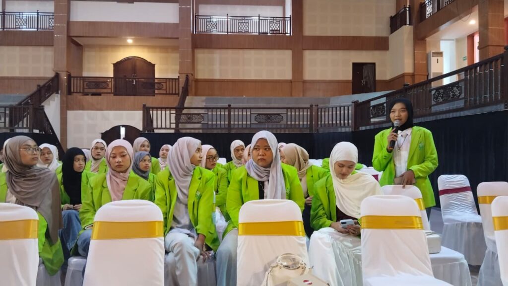 Mahasiswa Bertanya Kepada Pembicara Saat Kuliah Umum Moderasi Beragama di UNHI Bali