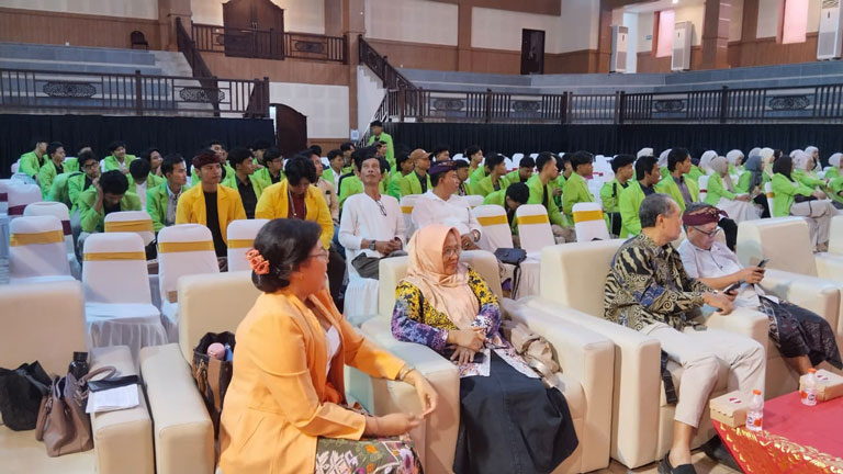 Dosen SAA UIN Walisongo Sampaikan Kuliah Umum Moderasi Beragama di UNHI Bali